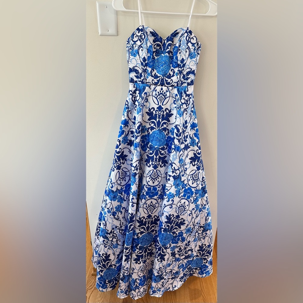City Triangles Juniors Strapless White/Blue Floral Prom/Formal Dress Siz…